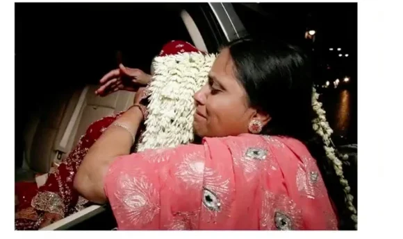 Nazia and her mum embracing on her wedding day